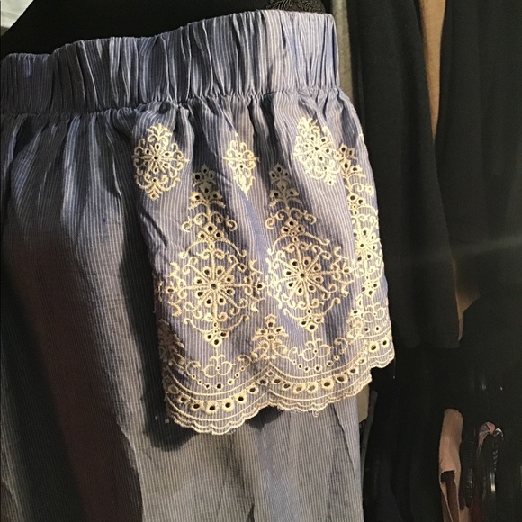 Off The Shoulder Blouse - Picture 2 of 11